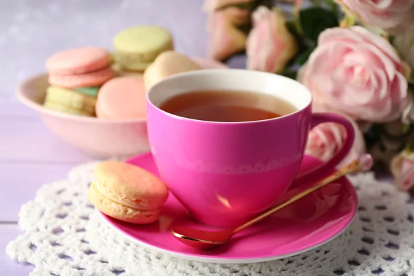 Színes macaroons csésze tea-fa háttér — Stock Fotó