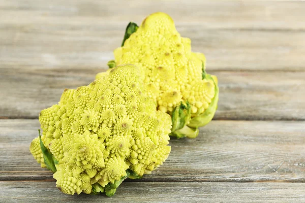 Romanesco brokoli ahşap tablo — Stok fotoğraf