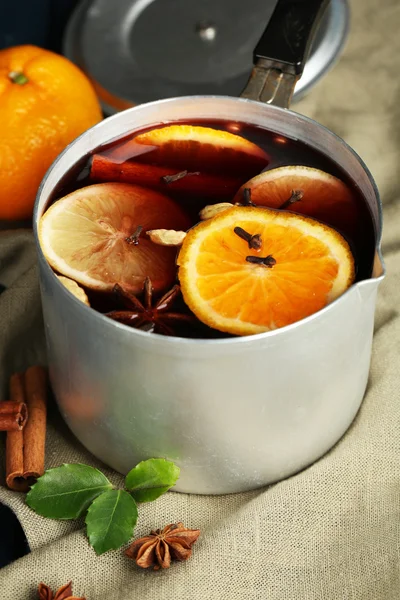 Oude metaalpan smakelijke glühwein — Stockfoto