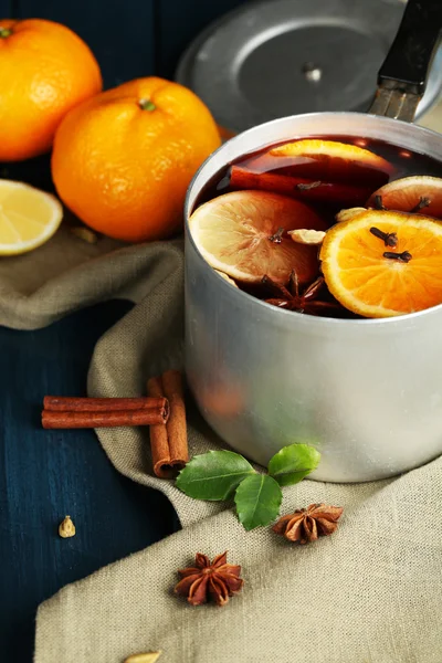 Oude metaalpan smakelijke glühwein — Stockfoto