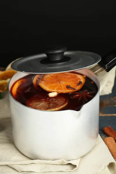 Oude metaalpan smakelijke glühwein op donkere achtergrond — Stockfoto