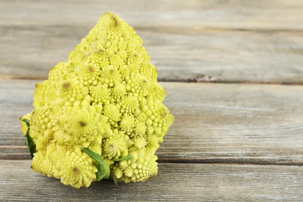 Romanesco brokoli ahşap tablo — Stok fotoğraf