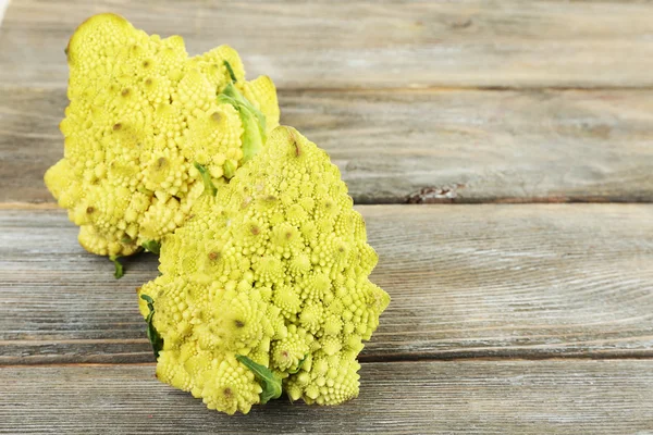 Romanesco Brokkoli auf Holztisch — Stockfoto