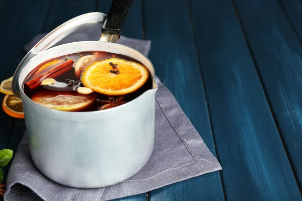 Old metal pan of tasty mulled wine on wooden table — Stock Photo, Image