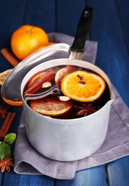 Oude metaalpan smakelijke glühwein op houten tafel — Stockfoto