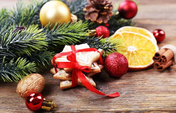 Пряничное печенье с рождественским декором на фоне деревянного стола — стоковое фото