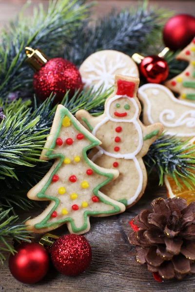 Gingerbread çerezleri dekorasyon ile — Stok fotoğraf