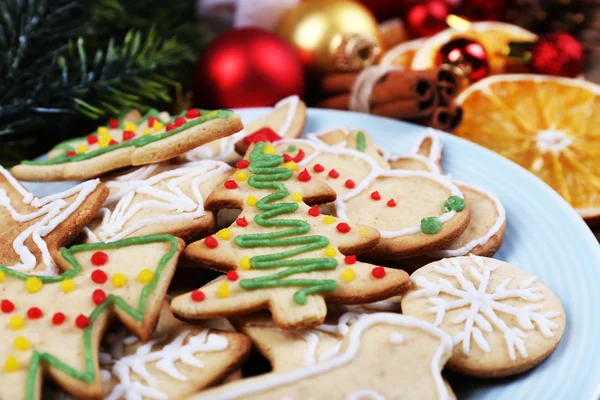 Biscuits au pain d'épice sur assiette — Photo