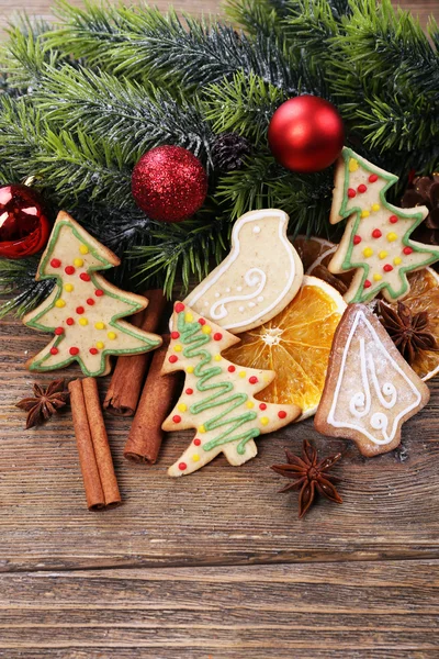 Pierniki i świątecznych dekoracji — Zdjęcie stockowe