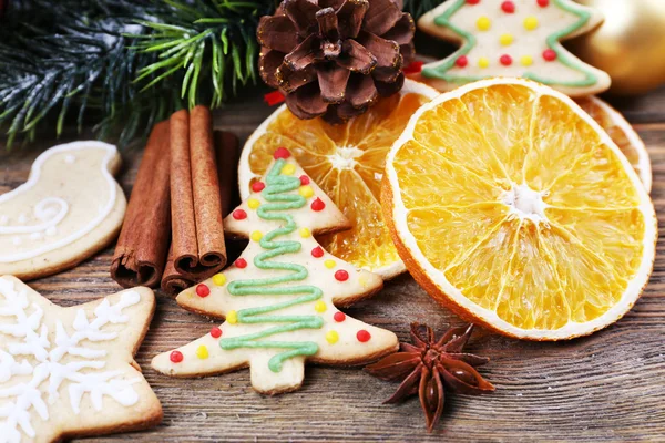 Biscoitos de gengibre e decoração de Natal — Fotografia de Stock