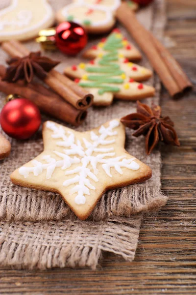 Lebkuchen und Weihnachtsdekoration — Stockfoto