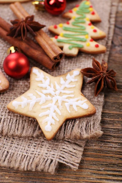 Biscoitos de gengibre e decoração de Natal — Fotografia de Stock