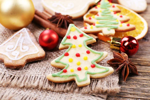 Biscuits au pain d'épice et décoration de Noël — Photo