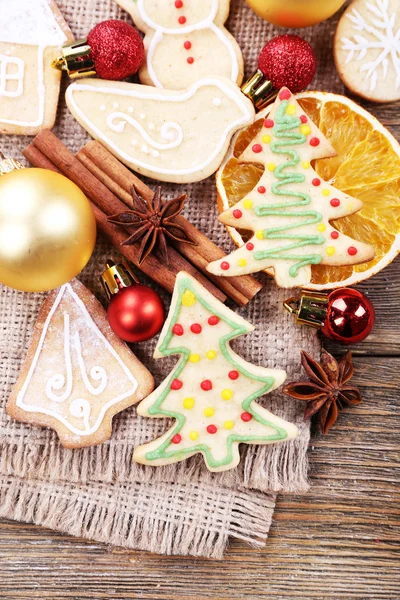 Perníkové cukroví a Vánoční dekorace — Stock fotografie