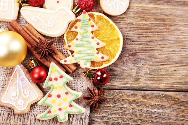 Lebkuchen und Weihnachtsdekoration — Stockfoto