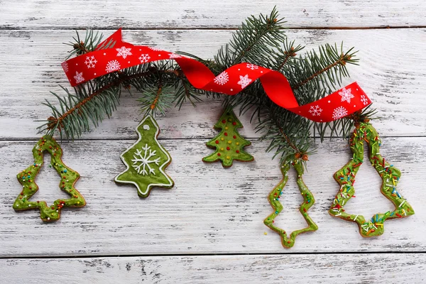 ジンジャーブレッドのクッキーおよびクリスマスの装飾 — ストック写真