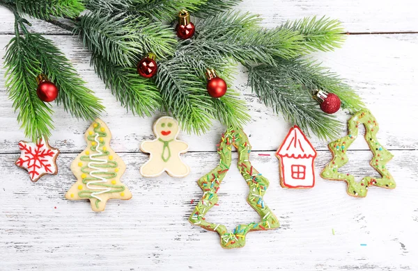 Peperkoek cookies en decoratie van Kerstmis — Stockfoto