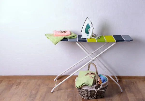 Tabla de planchar con lavandería — Foto de Stock