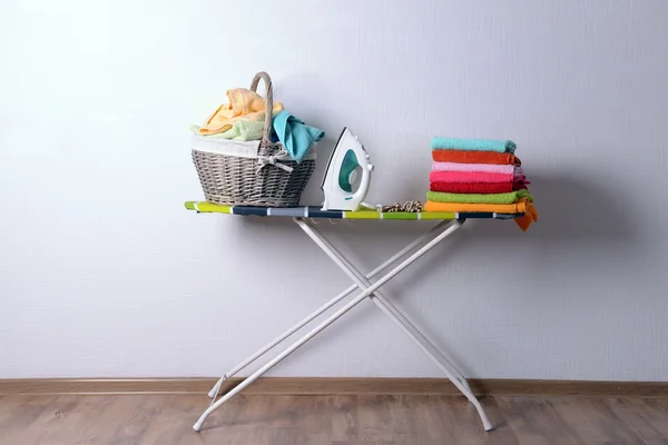 Tabla de planchar con lavandería —  Fotos de Stock