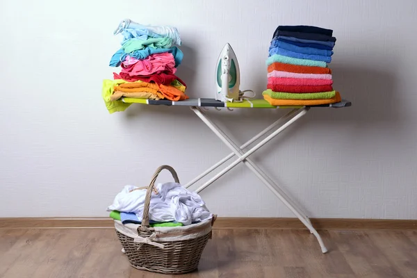 Žehlící prkno s prádlo — Stock fotografie