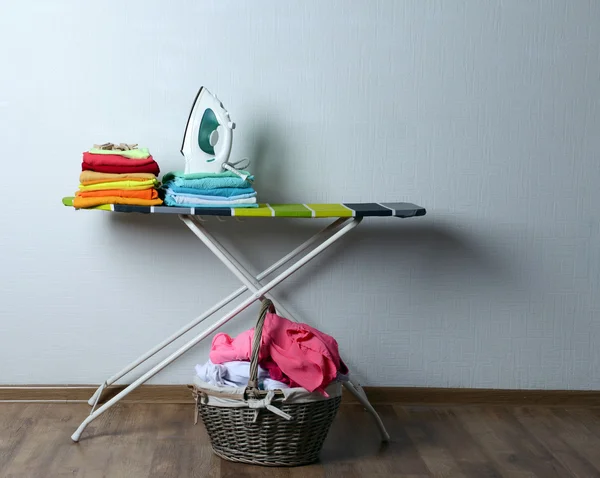 Bügelbrett mit Wäsche — Stockfoto
