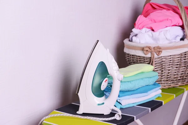 Deska do prasowania z pralni — Zdjęcie stockowe