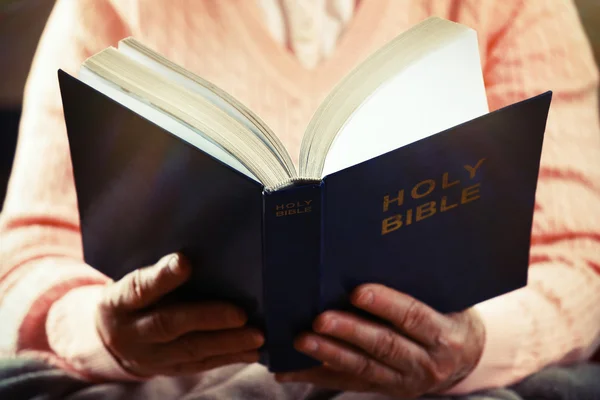 Alte Frau beim Lesen der Bibel, Nahaufnahme — Stockfoto