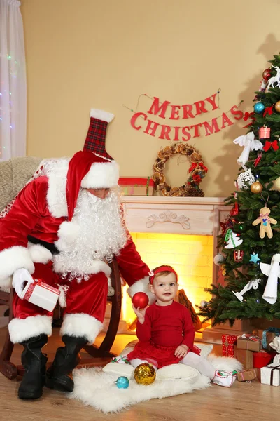 Kerstman met meisje — Stockfoto