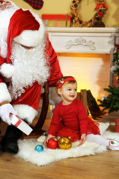 Санта Клаус с маленькой девочкой — стоковое фото