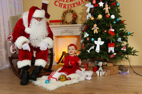 Kerstman met meisje — Stockfoto