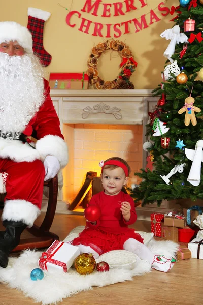 Papai Noel com a menina — Fotografia de Stock