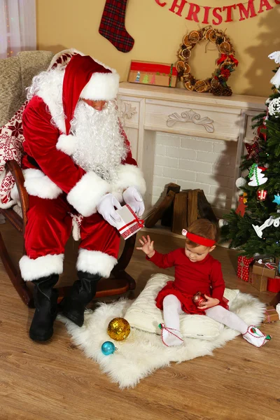 Babbo Natale con bambina — Foto Stock