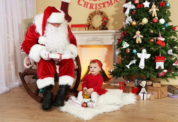Weihnachtsmann mit kleinem Mädchen — Stockfoto