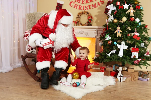 Babbo Natale con bambina — Foto Stock