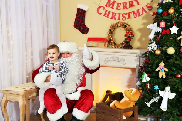 Kerstman met meisje — Stockfoto