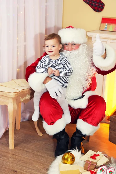 Weihnachtsmann mit kleinem Mädchen — Stockfoto