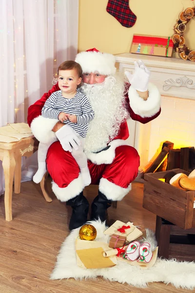 Père Noël avec petite fille — Photo