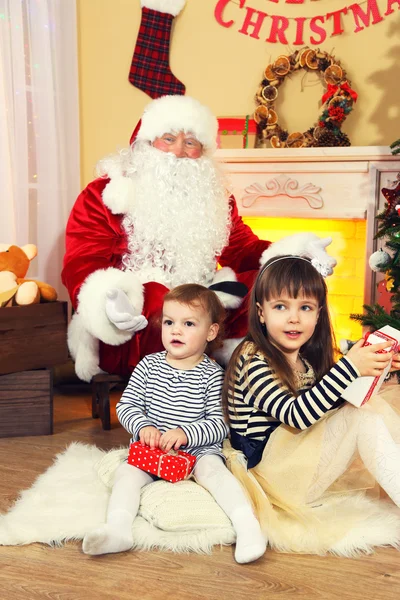 Kerstman met kleine meisjes — Stockfoto