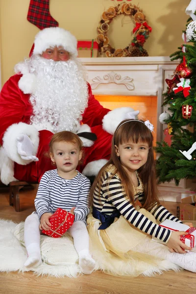 Kerstman met kleine meisjes — Stockfoto