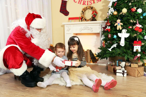Санта-Клаус с маленькими девочками — стоковое фото