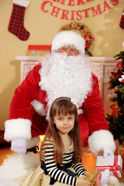 Kerstman met meisje — Stockfoto