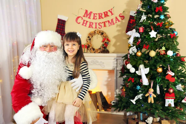 Kerstman met meisje — Stockfoto