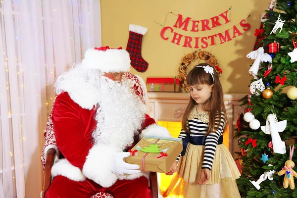 Papai Noel com a menina — Fotografia de Stock