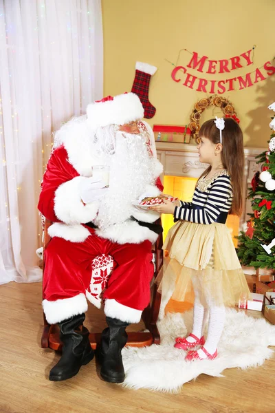 Jultomte med liten flicka — Stockfoto