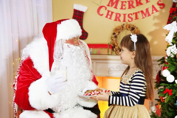 Kerstman met meisje — Stockfoto