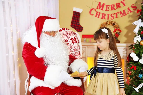 Papai Noel com a menina — Fotografia de Stock