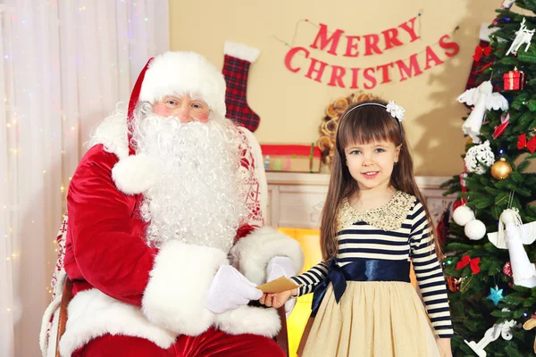 Papai Noel com a menina — Fotografia de Stock