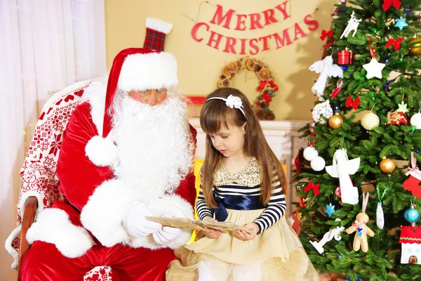Jultomte med liten flicka — Stockfoto