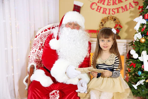 Санта-Клауса з маленькою дівчинкою — стокове фото