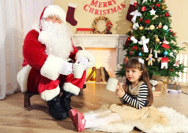 Kerstman met meisje — Stockfoto